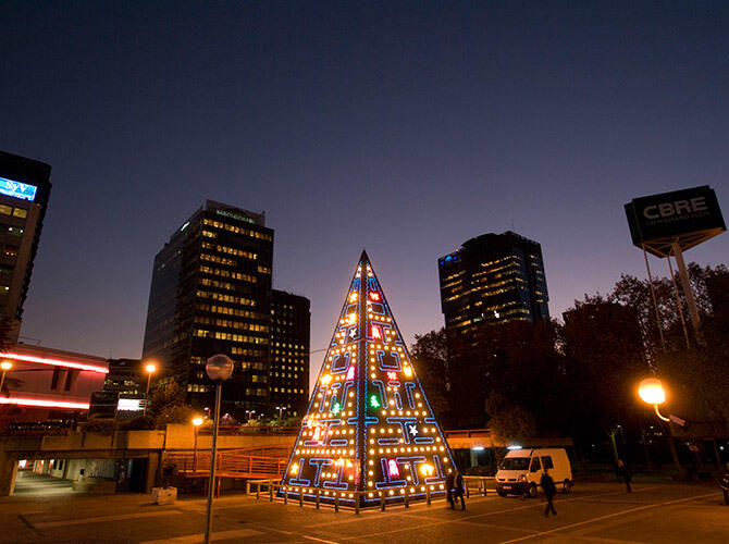 Самые креативные новогодние ёлки. Фото: Елка в Мадриде в честь видеоигры Pac Man.
