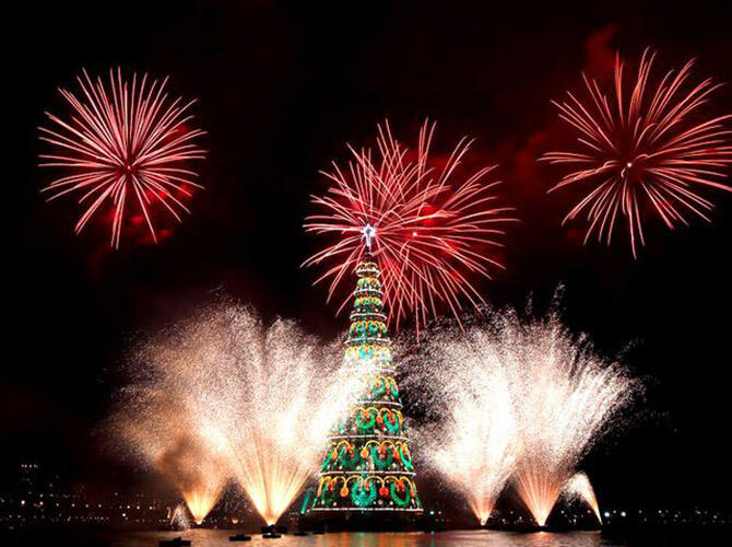 Самые креативные новогодние ёлки. Фото: Рио-де-Жанейро, Бразилия. Самая большая новогодняя ель, расположенная на воде, высотой 85 метров, что примерно размером с 28-этажное здание.