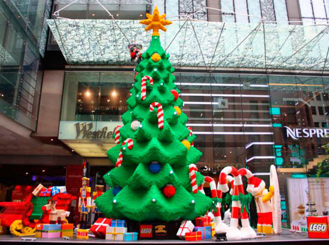 Самые креативные новогодние ёлки. Фото: Окленд, Новая Зеландия. Фигура состоит из более чем полумиллиона LEGO кирпичиков, имеет высоту 10 метров.