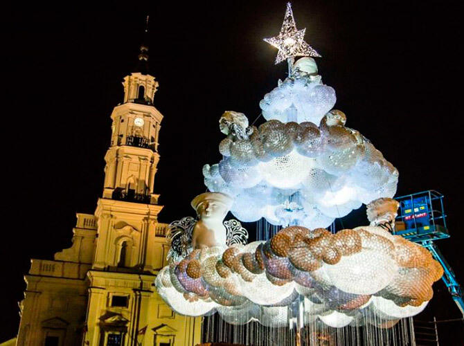 Самые креативные новогодние ёлки. Фото: Каунас. Литва. Новогоднее «облако» с ангелами.