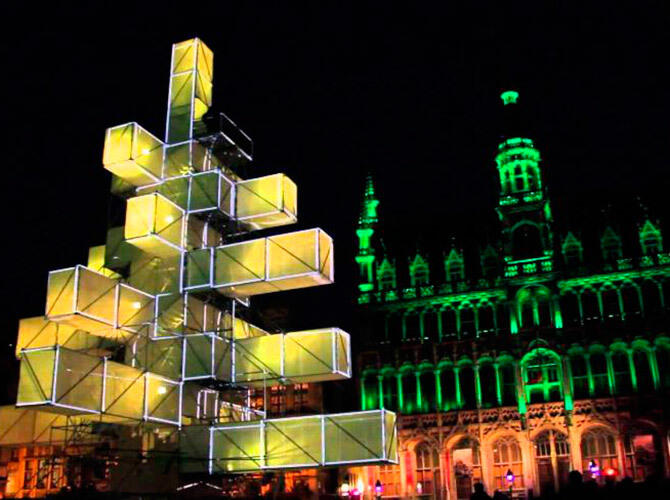 Самые креативные новогодние ёлки. Фото: Брюссель. Елка в стиле модерн.