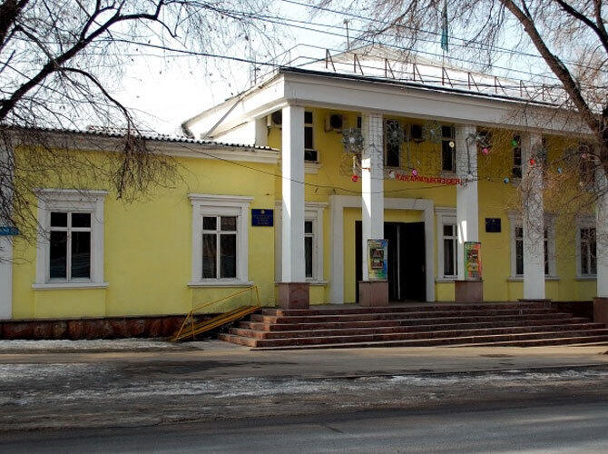 Дома города Верного. Фото: Общественное собрание города Верного, ныне театр кукол, построен в 1910 г.