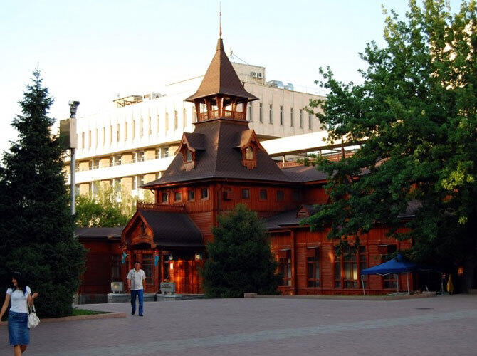 Дома города Верного. Фото: Музей в парке 28 Панфиловцев-Гвардейцев, построен в 1904 г.Офицерское собрание, потом кинотеатр «Красная Звезда», ныне музей народных музыкальных инструментов.