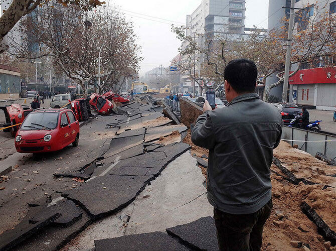 Последствия взрыва нефтепровода в городе Циндао, Китай.. Фото: Фото с сайта www.gazeta.ru
