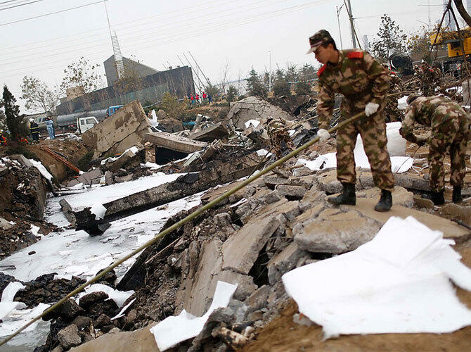 Последствия взрыва нефтепровода в городе Циндао, Китай.. Фото: Фото с сайта www.gazeta.ru