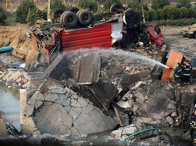 Последствия взрыва нефтепровода в городе Циндао, Китай.. Фото: Фото с сайта www.gazeta.ru