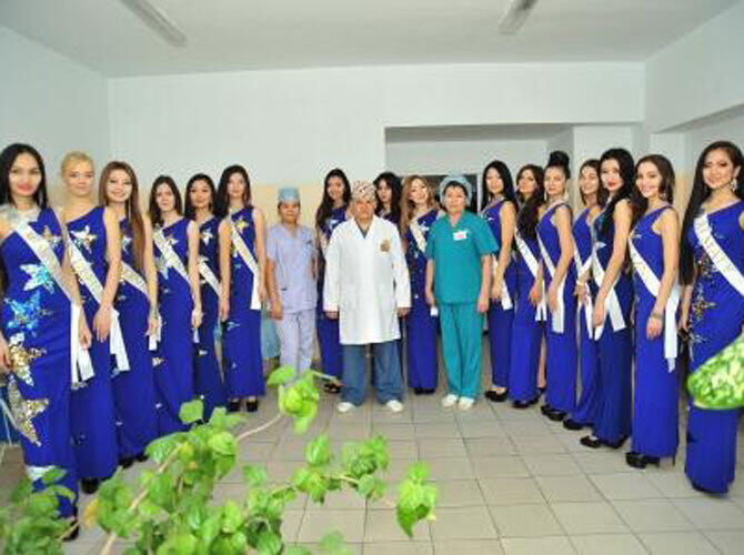 Участницы "Мисс Казахстан - 2013" навестили новорожденных в алматинском роддоме №2