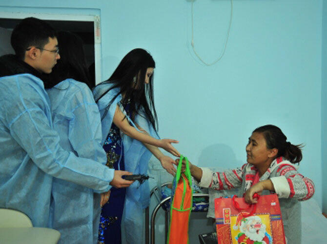 Участницы "Мисс Казахстан - 2013" навестили новорожденных в алматинском роддоме №2