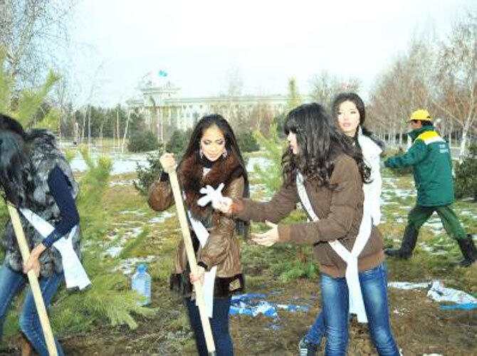 Участницы "Мисс Казахстан - 2013" посадили деревья