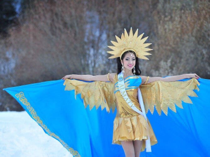 Участницы "Мисс Казахстан - 2013" в национальных костюмах. Фото: Мисс-Алматы