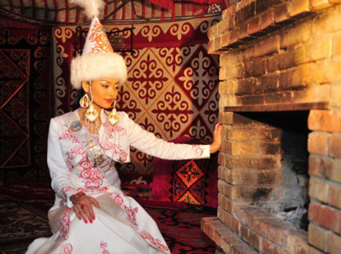 Участницы "Мисс Казахстан - 2013" в национальных костюмах. Фото: Алматы-Айдай