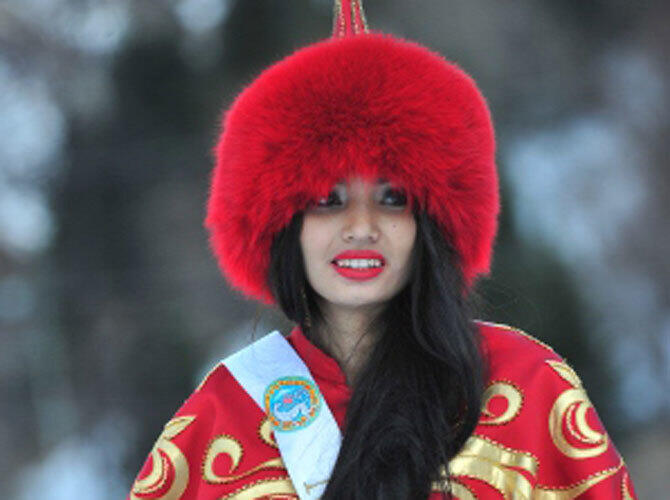 Участницы "Мисс Казахстан - 2013" в национальных костюмах. Фото: Мисс-Актау