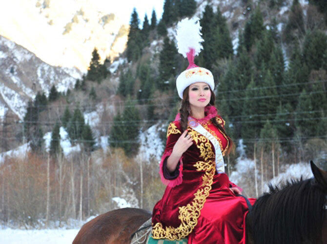 Участницы "Мисс Казахстан - 2013" в национальных костюмах. Фото: Мисс-Актобе