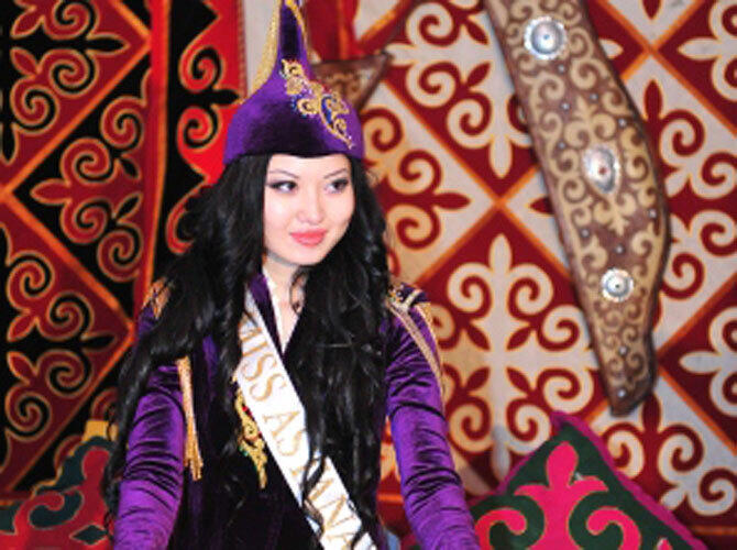 Участницы "Мисс Казахстан - 2013" в национальных костюмах. Фото: Мисс-Астана