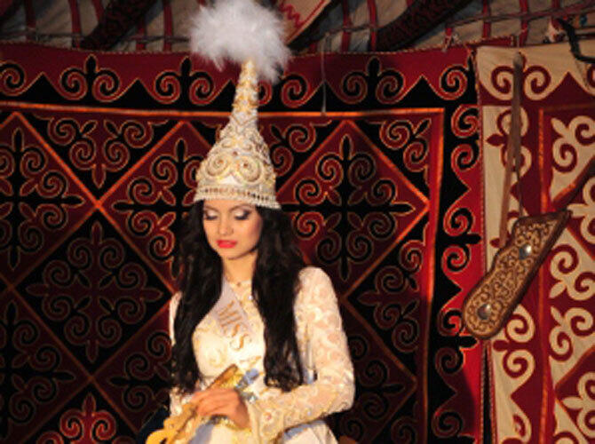 Участницы "Мисс Казахстан - 2013" в национальных костюмах. Фото: Мисс-Атырау