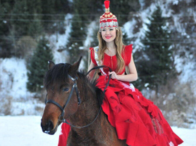 Участницы "Мисс Казахстан - 2013" в национальных костюмах. Фото: Мисс-Вокал