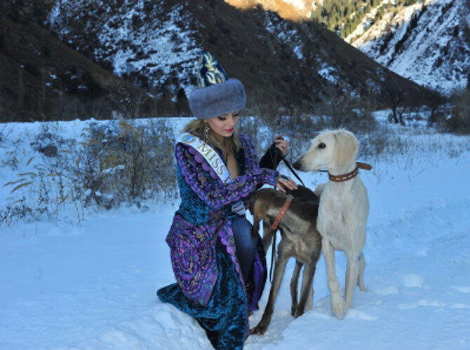 Участницы "Мисс Казахстан - 2013" в национальных костюмах. Фото: Мисс-Дефиле