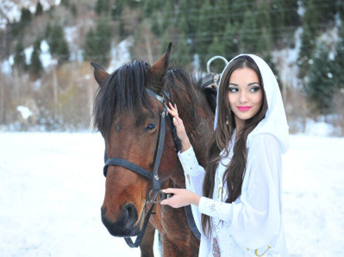 Участницы "Мисс Казахстан - 2013" в национальных костюмах. Фото: Мисс-Каз-НУ
