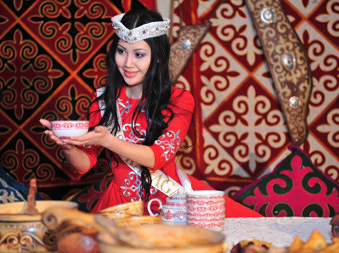 Участницы "Мисс Казахстан - 2013" в национальных костюмах. Фото: Мисс-Караганда