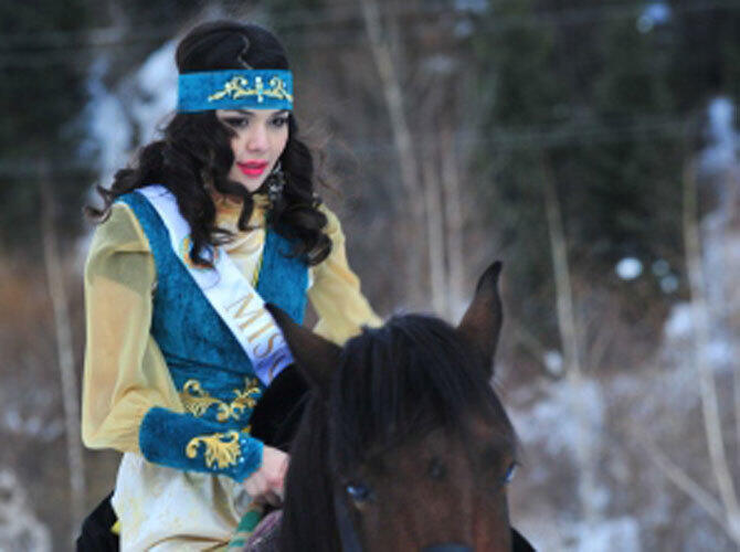 Участницы "Мисс Казахстан - 2013" в национальных костюмах. Фото: Мисс-Орал
