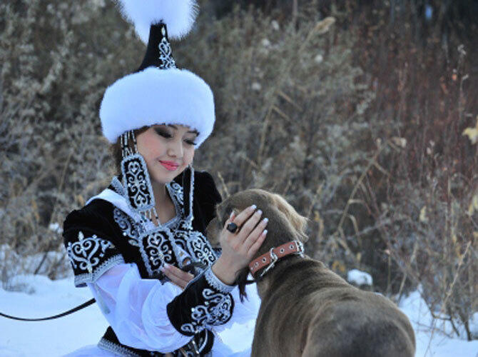 Участницы "Мисс Казахстан - 2013" в национальных костюмах. Фото: Мисс-Оскемен