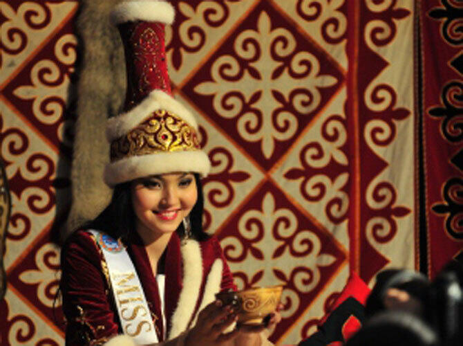 Участницы "Мисс Казахстан - 2013" в национальных костюмах. Фото: Мисс-Павлодар