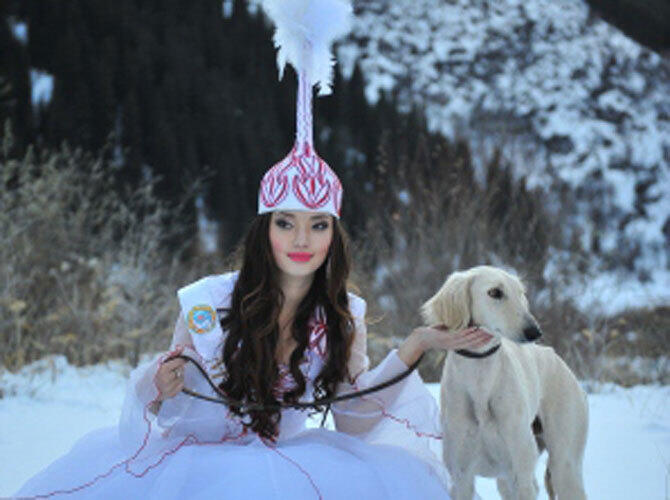 Участницы "Мисс Казахстан - 2013" в национальных костюмах. Фото: Мисс-Семей