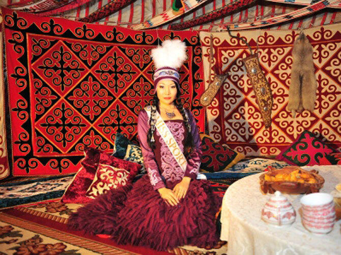 Участницы "Мисс Казахстан - 2013" в национальных костюмах. Фото: Мисс-Спорт