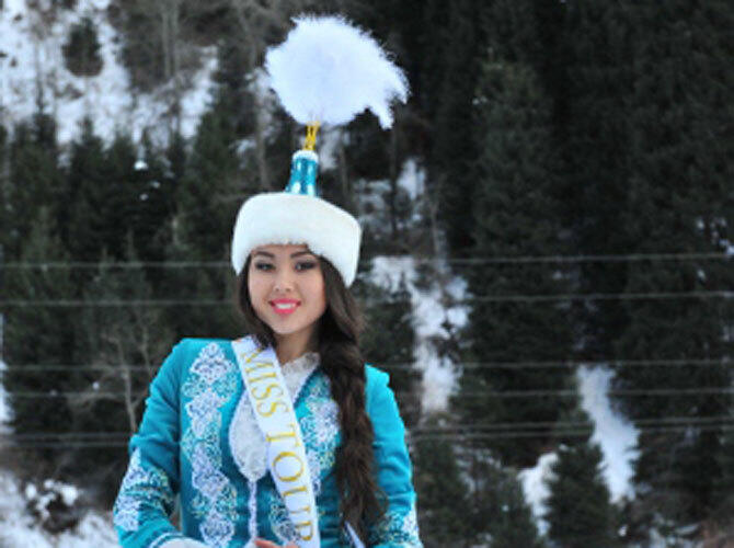 Участницы "Мисс Казахстан - 2013" в национальных костюмах
