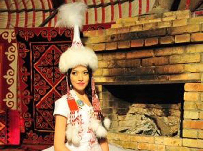 Участницы "Мисс Казахстан - 2013" в национальных костюмах. Фото: Мисс-Шымкент