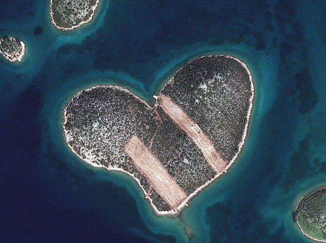 Самые интересные снимки со спутника 2013. Фото: Остров Galesnjak в виде сердца в Хорватии
