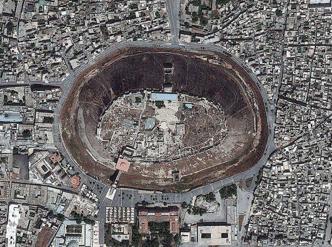 Самые интересные снимки со спутника 2013. Фото: Цитадель Алеппо средневековый дворец в Сирии