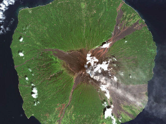 Самые интересные снимки со спутника 2013. Фото: Вулкан Манам, расположенный в Новой Гвинеи