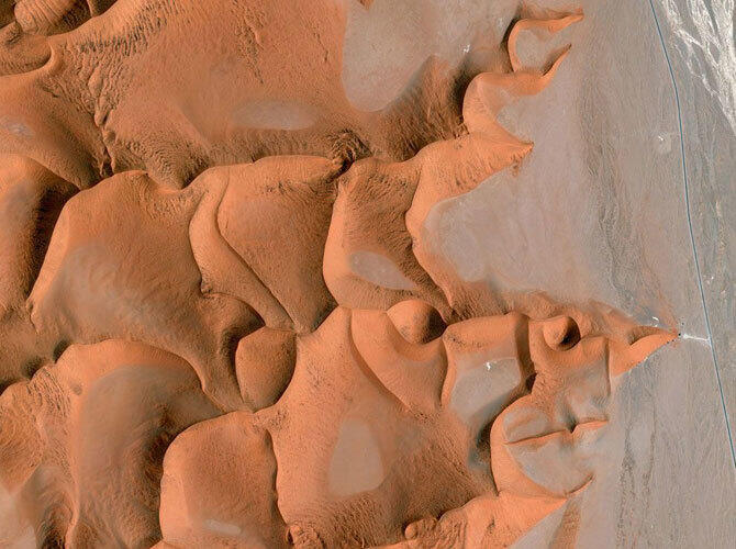 Самые интересные снимки со спутника 2013. Фото: Пустыня Намиб в Южной Африке