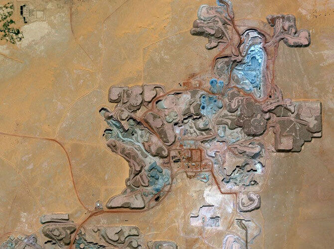 Самые интересные снимки со спутника 2013. Фото: Урановый рудник в Арлите промышленном городе в республике Нигере
