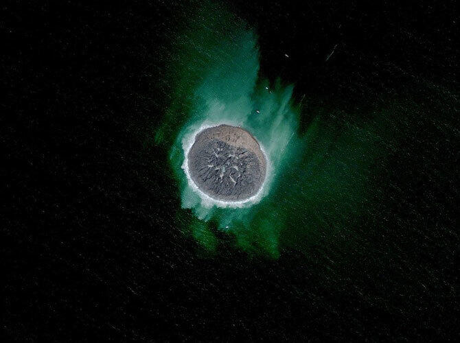Самые интересные снимки со спутника 2013. Фото: Новый остров, появившийся в результате землетрясения в Пакистане на побережье Гвадар