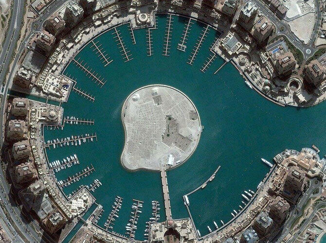 Самые интересные снимки со спутника 2013. Фото: Искусственный остров в столице Катара Дохе
