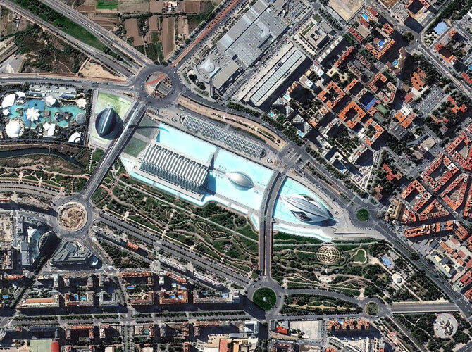 Самые интересные снимки со спутника 2013. Фото: Тематический парк в Валенсии, Испания