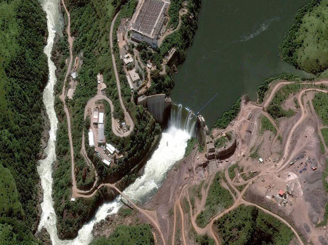 Самые интересные снимки со спутника 2013. Фото: Плотина на реке Кванза в Анголе