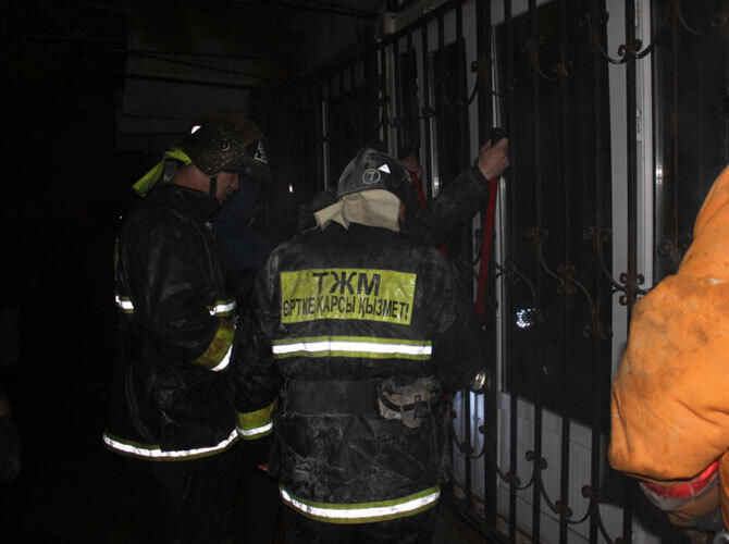 Пожары на рынках Алматы. Фото: Пожар на барахолке торгово-складские павильоны Юпитер 4 февраля 2014