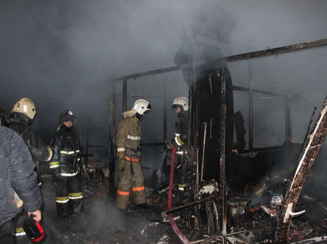 Пожары на рынках Алматы. Фото: Пожар на барахолке торгово-складские павильоны Юпитер 4 февраля 2014