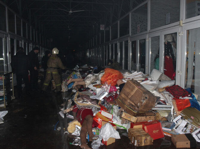 Пожары на рынках Алматы. Фото: Пожар на барахолке торгово-складские павильоны Юпитер 4 февраля 2014