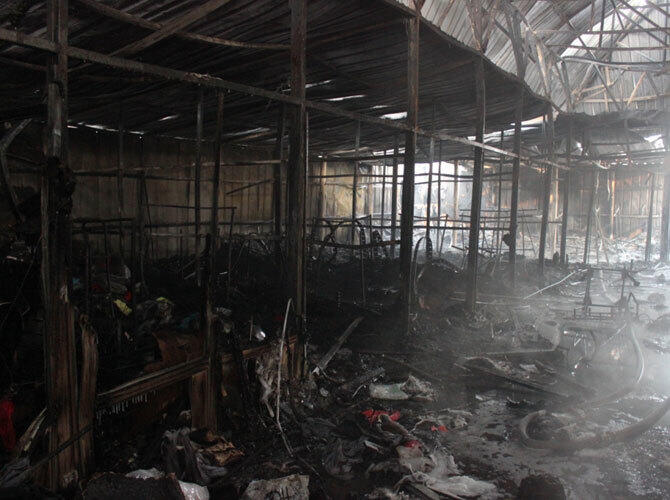 Пожары на рынках Алматы. Фото: Пожар на барахолке торгово-складские павильоны Юпитер 4 февраля 2014