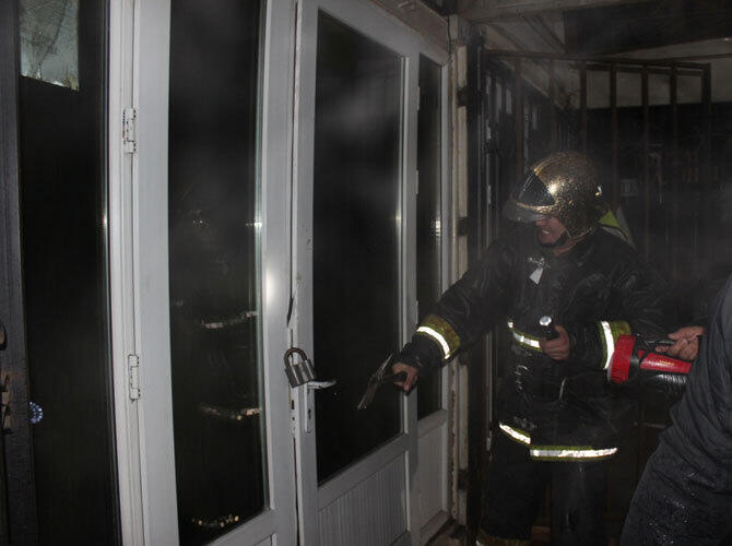 Пожары на рынках Алматы. Фото: Пожар на барахолке торгово-складские павильоны Юпитер 4 февраля 2014