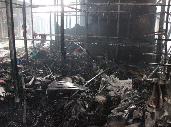 Пожары на рынках Алматы. Фото: Пожар на барахолке торгово-складские павильоны Юпитер 4 февраля 2014