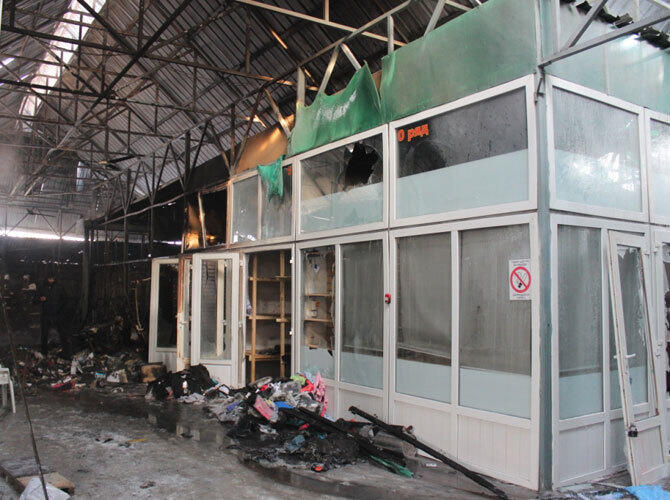 Пожары на рынках Алматы. Фото: Пожар на барахолке торгово-складские павильоны Юпитер 4 февраля 2014