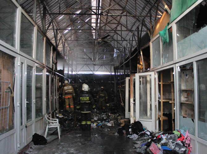Пожары на рынках Алматы. Фото: Пожар на барахолке торгово-складские павильоны Юпитер 4 февраля 2014
