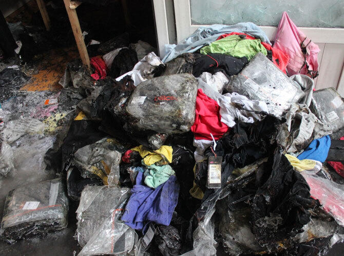 Пожары на рынках Алматы. Фото: Пожар на барахолке торгово-складские павильоны Юпитер 4 февраля 2014