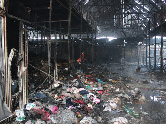 Пожары на рынках Алматы. Фото: Пожар на барахолке торгово-складские павильоны Юпитер 4 февраля 2014