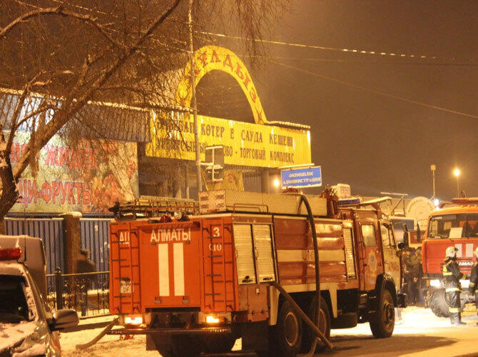 Пожары на рынках Алматы. Фото: Пожар на рынке Жулдыз 3 февраля 2014